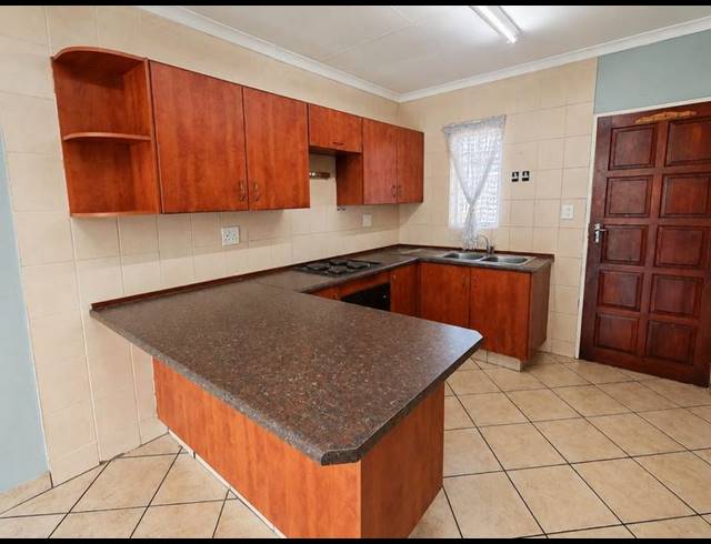 2 BEDROOM TOWNHOUSE FOR SALE IN AMBERFIELD